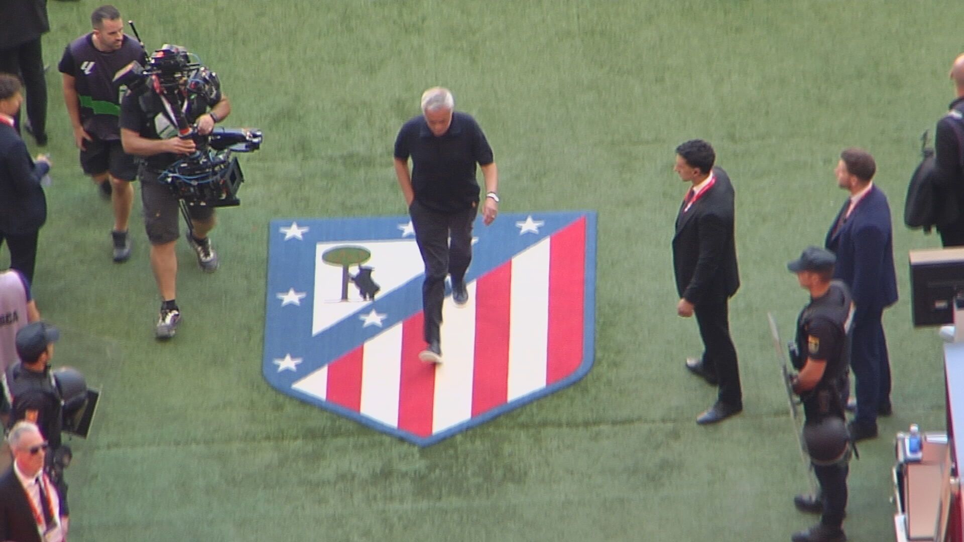 José Mourinho pisando el escudo del Atlético de Madrid al acabar el derbi