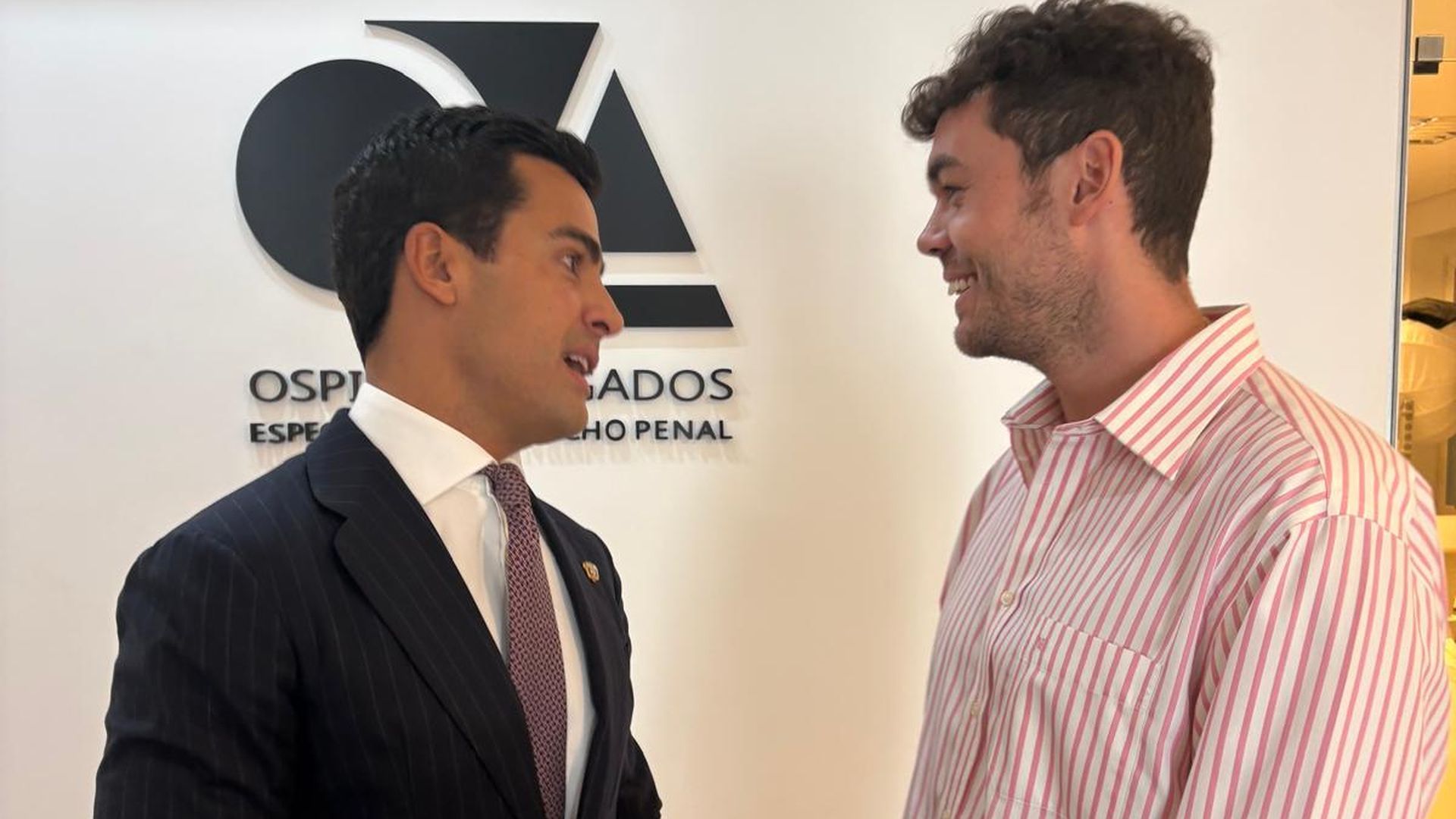 Juan Gonzalo Ospina atiende a la web de 'Informativos Telecinco' en la sede de Ospina Abogados