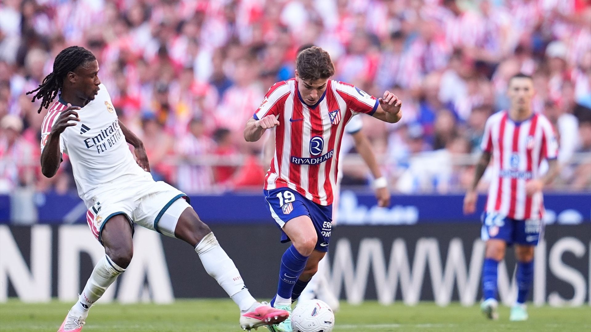 Julián Álvarez evade a Camavinga en el Atlético - Real Madrid