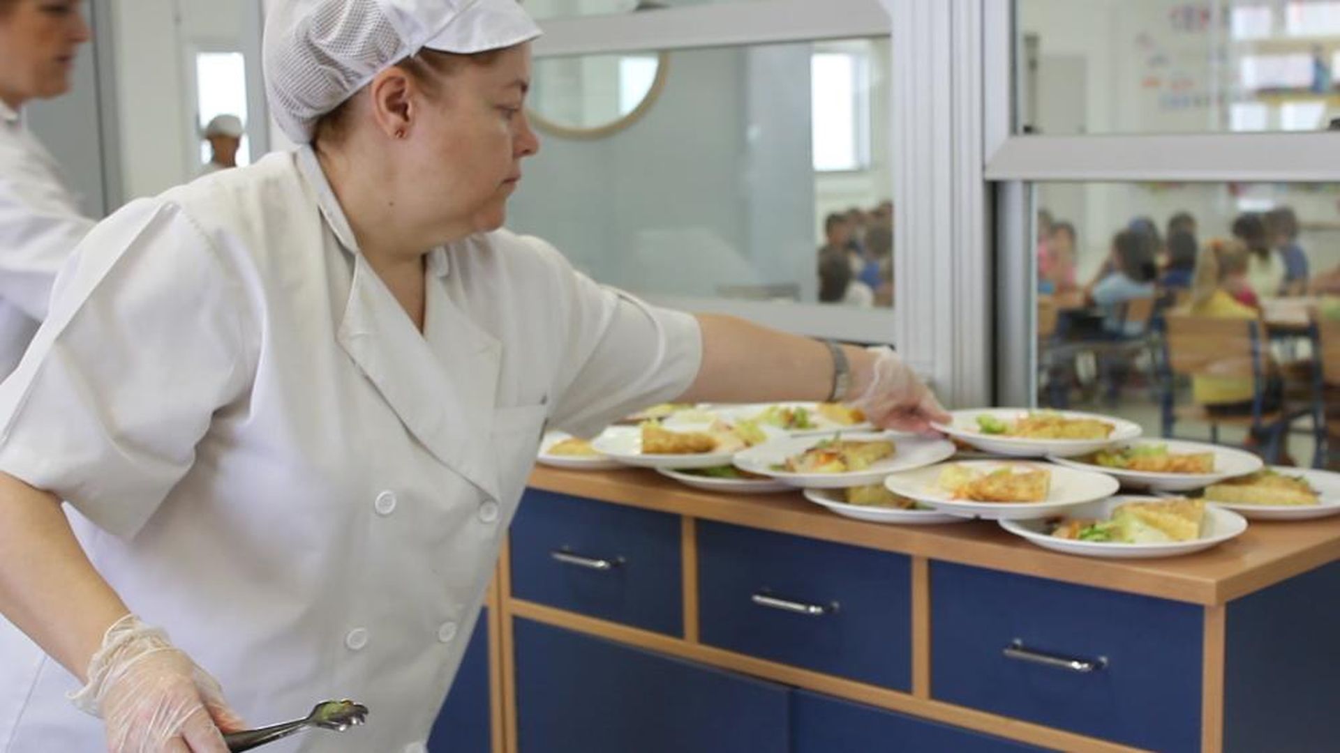 La falta de cocineros en los colegios de Cádiz obliga a recurrir al catering tras el inicio de curso: "Los niños dicen que la comida está sosa" La falta de cocineros en los colegios de Cádiz obliga a recurrir al catering tras el inicio de curso: "Los niños dicen que la comida está sosa"