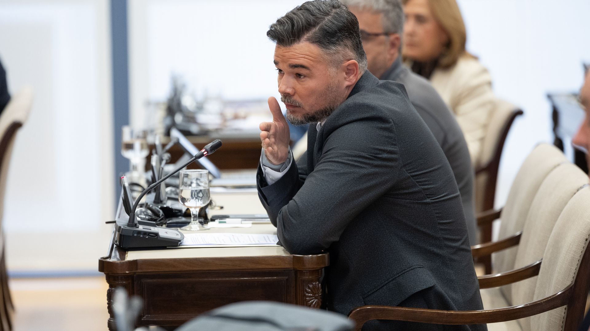 La tensión entre Gabriel Rufián y Carlos Mazón en la comisión de la DANA: "¿De qué se ríe? ¡De qué se ríe!" La tensión entre Gabriel Rufián y Carlos Mazón en la comisión de la DANA: "¿De qué se ríe? ¡De qué se ríe!"