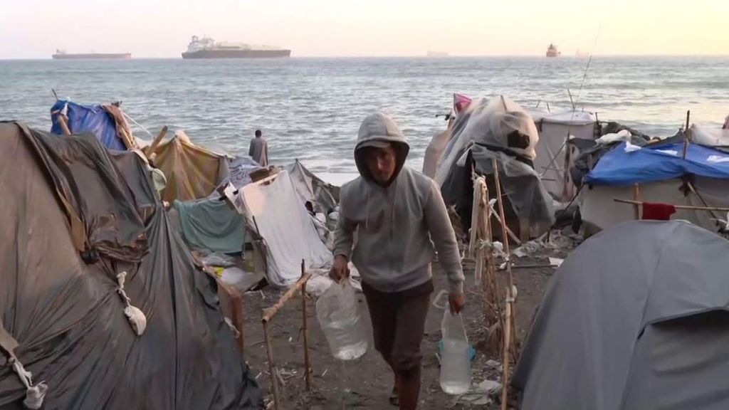 La vida en el campamento de la playa del Trampolín: "Mi familia me dice que aguante"