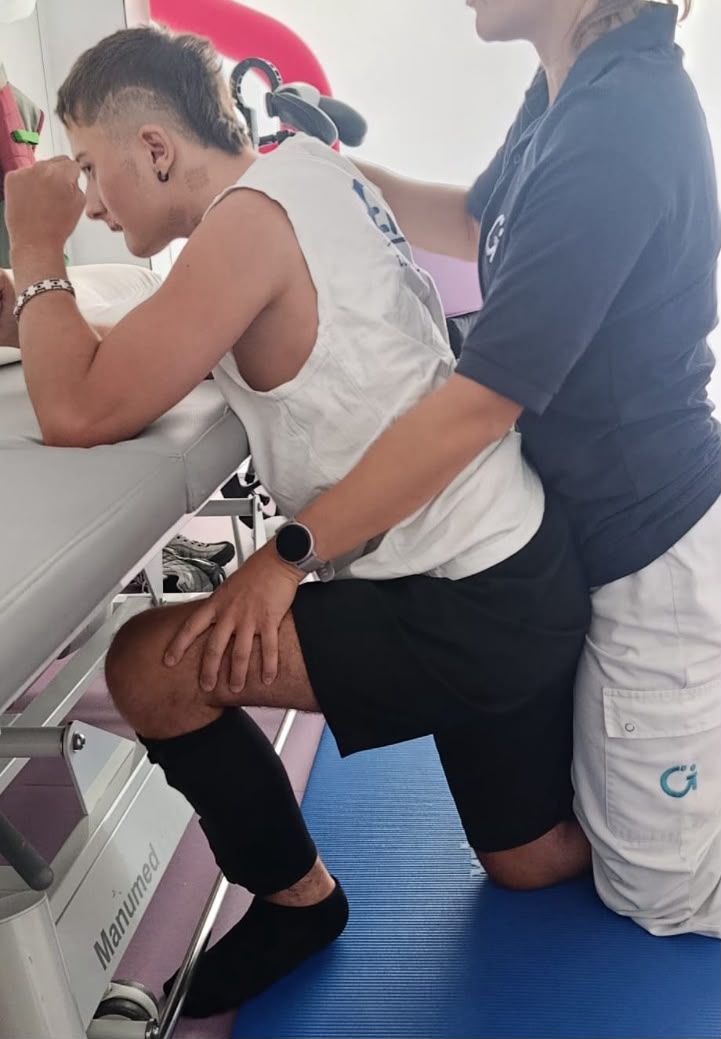 Las mayores secuelas del daño cerebral de Erik le afectan a la parte motora de su cuerpo