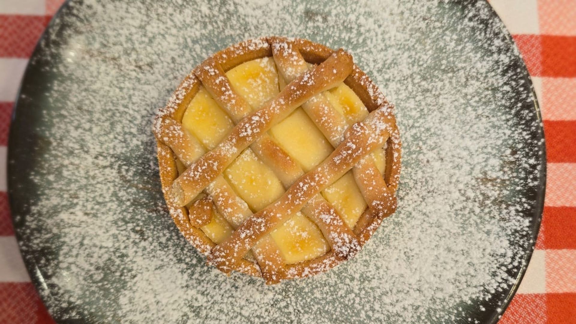 La crostata di ricotta e visciole que te transporta a Amalfi
