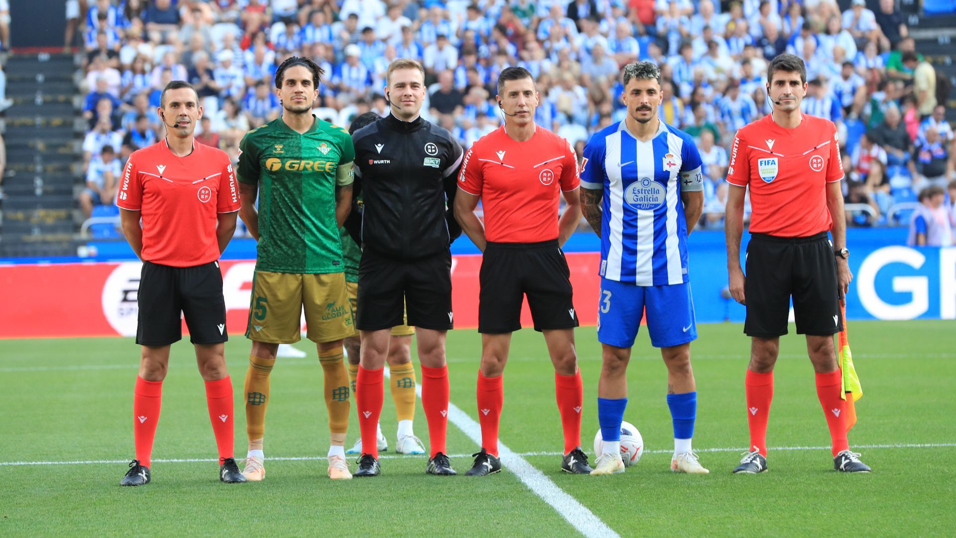 Los capitanes del Dépor-Betis posan con los árbitros Los capitanes del Dépor-Betis posan con los árbitros