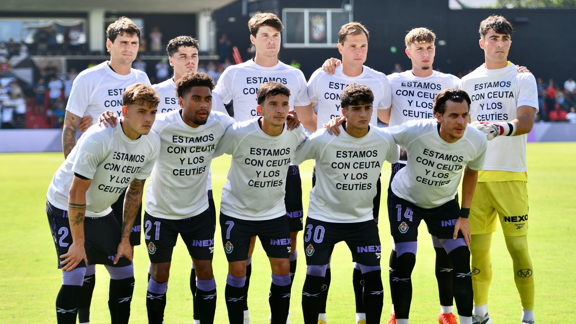 Los jugadores del Real Valladolid, con camisetas de apoyo a Ceuta. Los jugadores del Real Valladolid, con camisetas de apoyo a Ceuta.