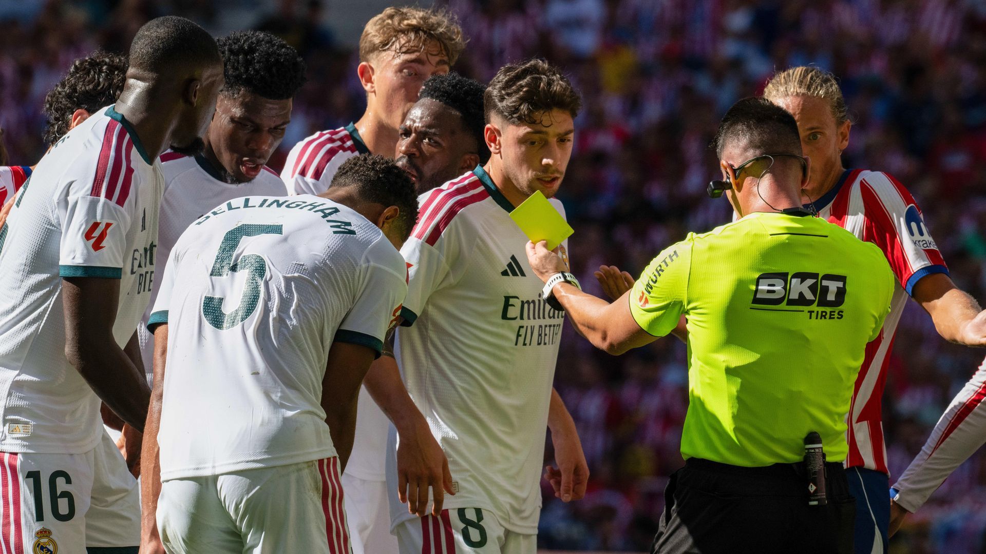 Los jugadores rodean al árbitro en el derbi Los jugadores rodean al árbitro en el derbi