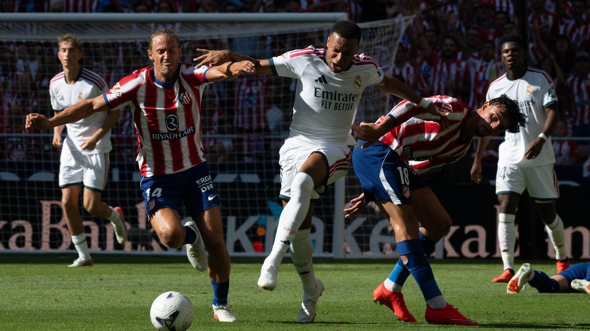 Marcos Llorente y Marc Pubill luchan por un balón con Mbappé en el Atlético de Madrid - Real Madrid Marcos Llorente y Marc Pubill luchan por un balón con Mbappé en el Atlético de Madrid - Real Madrid
