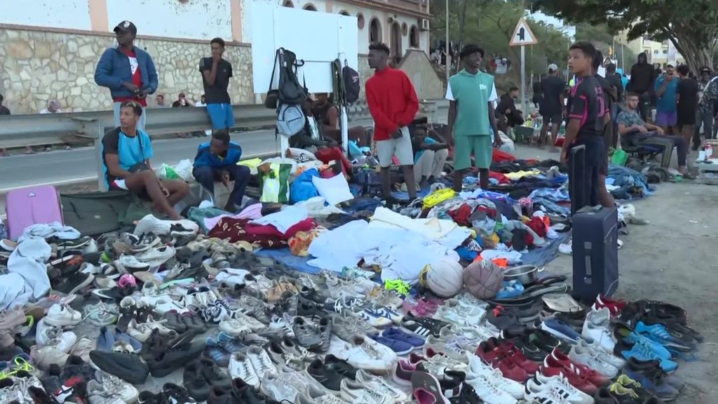 El día a día de los migrantes en las playas de Ceuta: chabolas y mercadillos improvisados de ropa, tabaco o comida