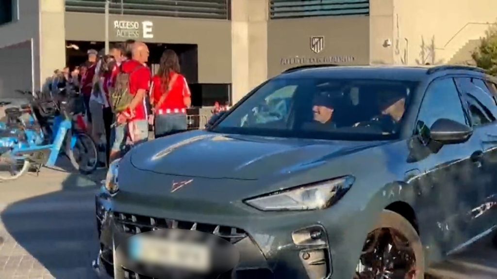 En vídeo: la sonrisa de Ortiz Arias saliendo del Metropolitano tras el derbi que indigna al madridismo
