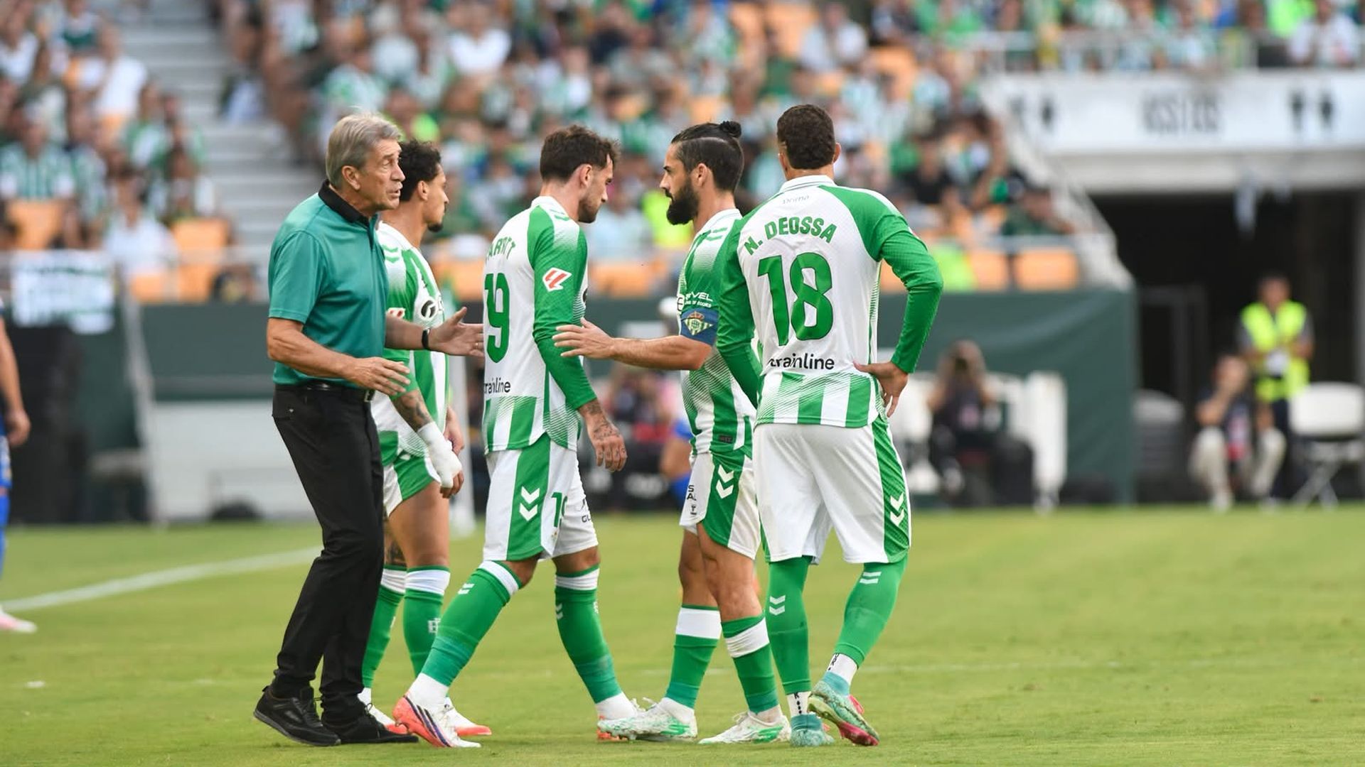 Pellegrini, dialogando con los jugadores del Betis en La Cartuja