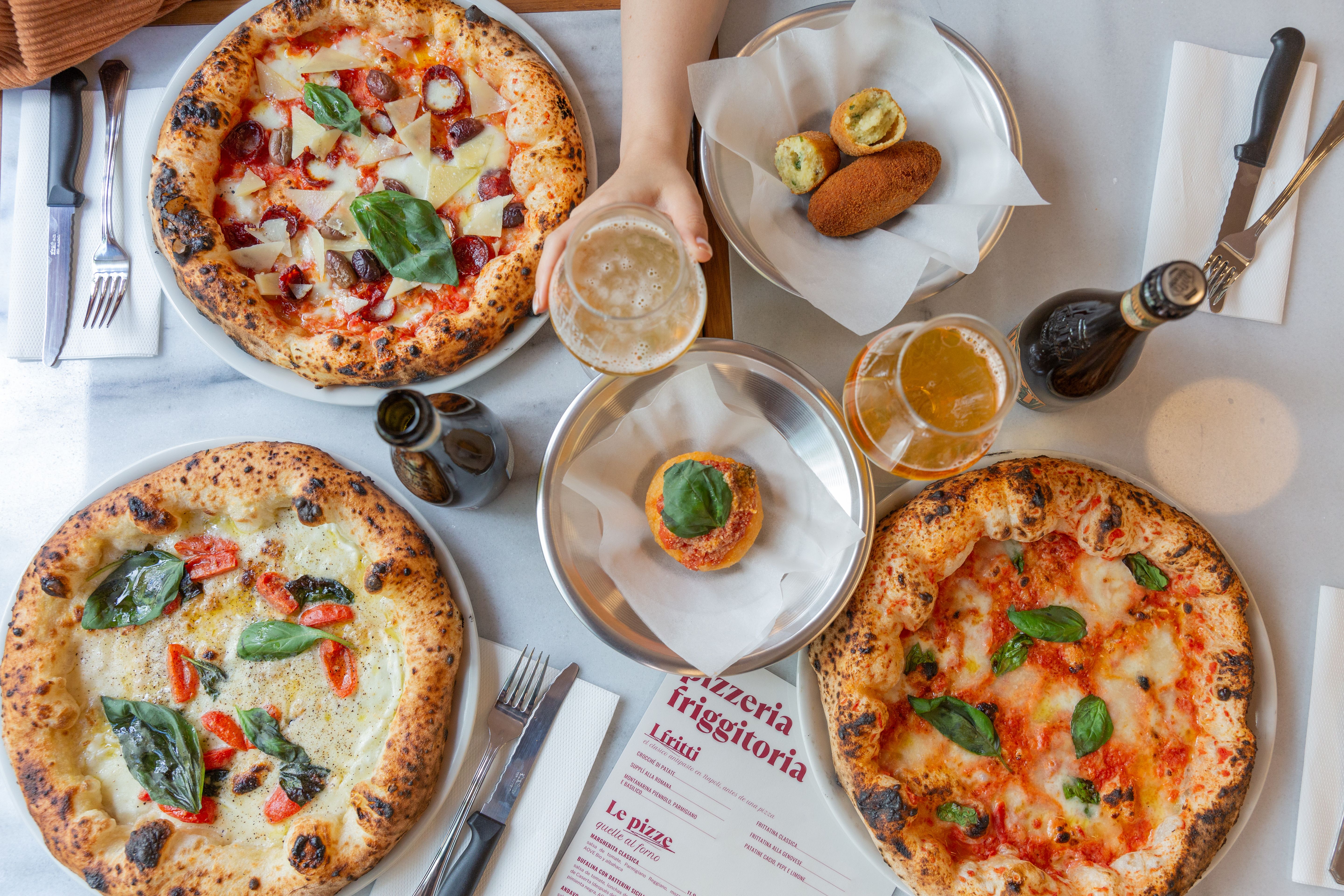 Fritos, pizzas y birra. ¿Qué más se puede pedir?