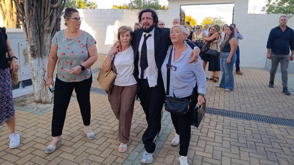 Rafael Amargo, roto en el entierro de su padre, Florentino García