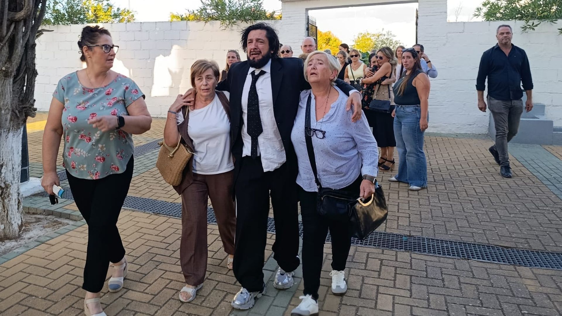 Rafael Amargo, muy emocionado en el entierro de su padre, Florentino García, a quien estaba muy unido
