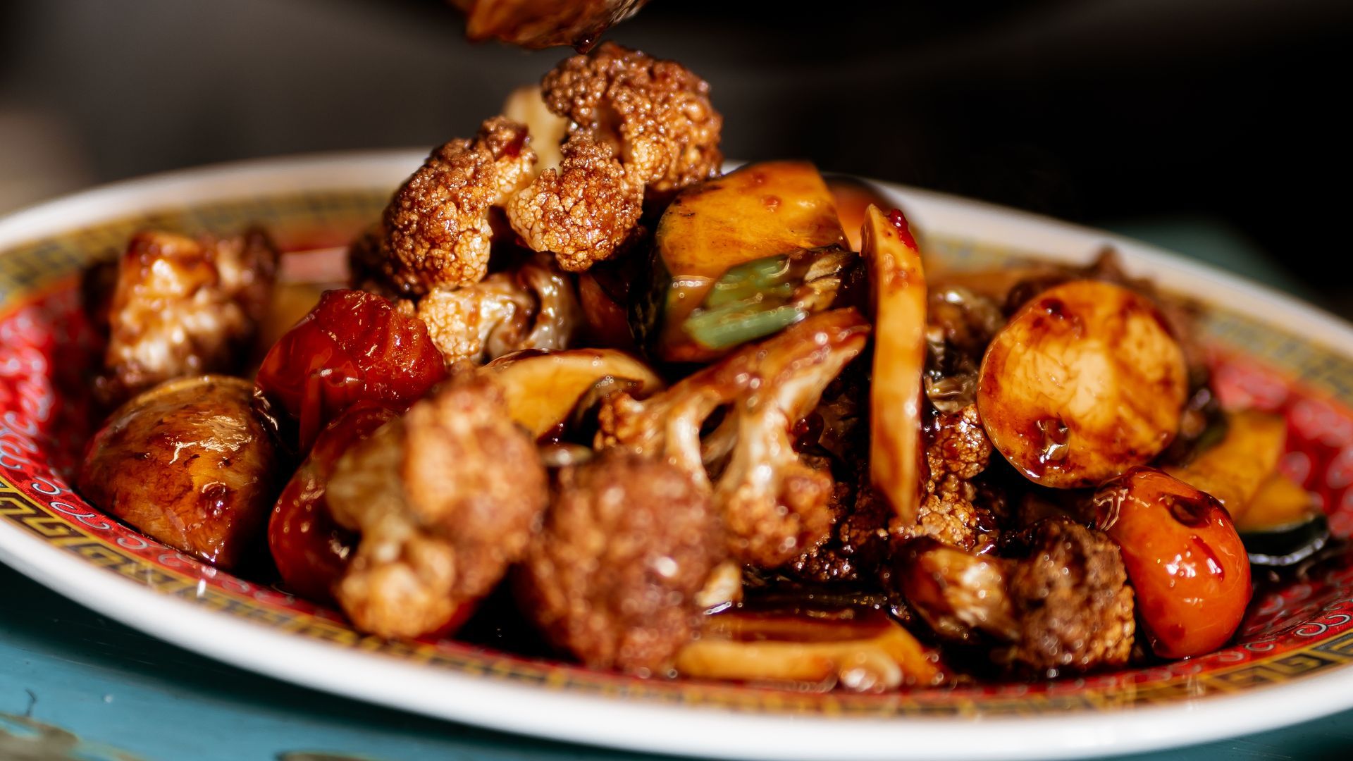 Salteado sichuanés de verduras al wok con tteokbokki 1