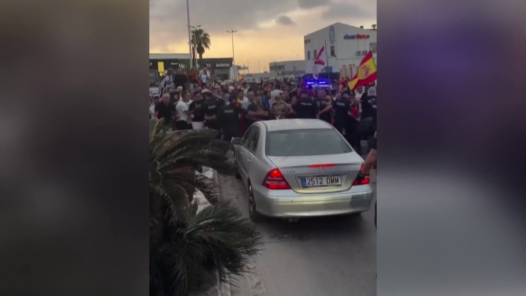 Un grupo de manifestantes destroza el vehículo de una diputada de ‘Ceuta Ya!’ tras confundirla con activistas de una ONG Navarra: “¡Que no somos nosotros!”