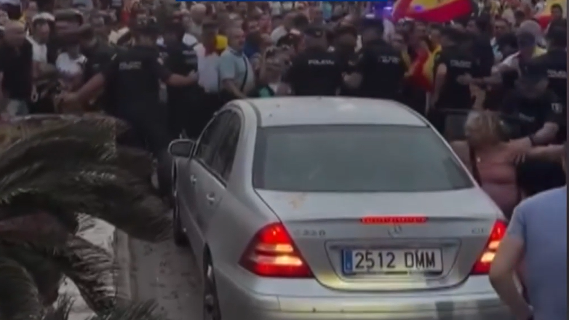 Un grupo de manifestantes destroza el vehículo de una diputada de ‘Ceuta Ya!’ tras confundirla con activistas de una ONG Navarra: “¡Que no somos nosotros!”