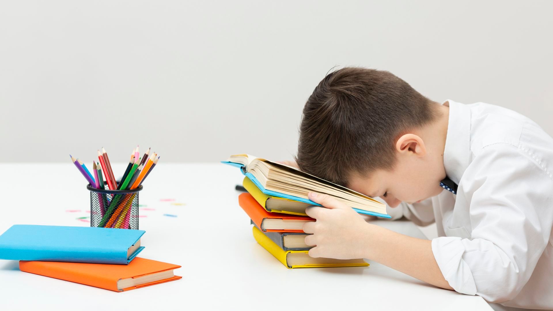 Un niño aburrido mientras estudia Un niño aburrido mientras estudia