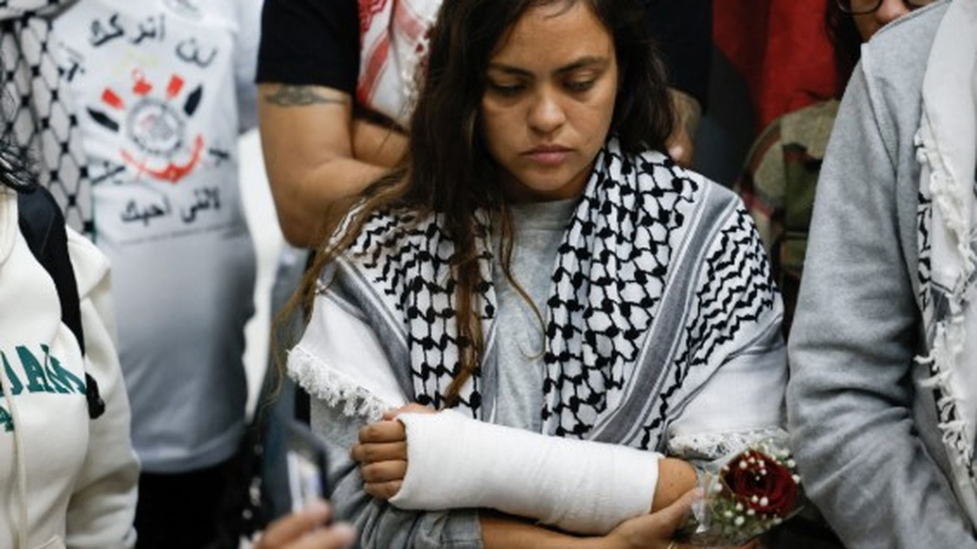 Una activista de la flotilla de la libertad con ayuda a Gaza.
