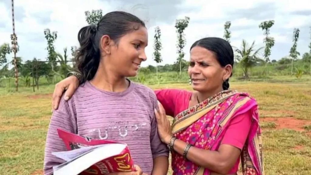 Una madre en India corre para pagar la educación de su hija