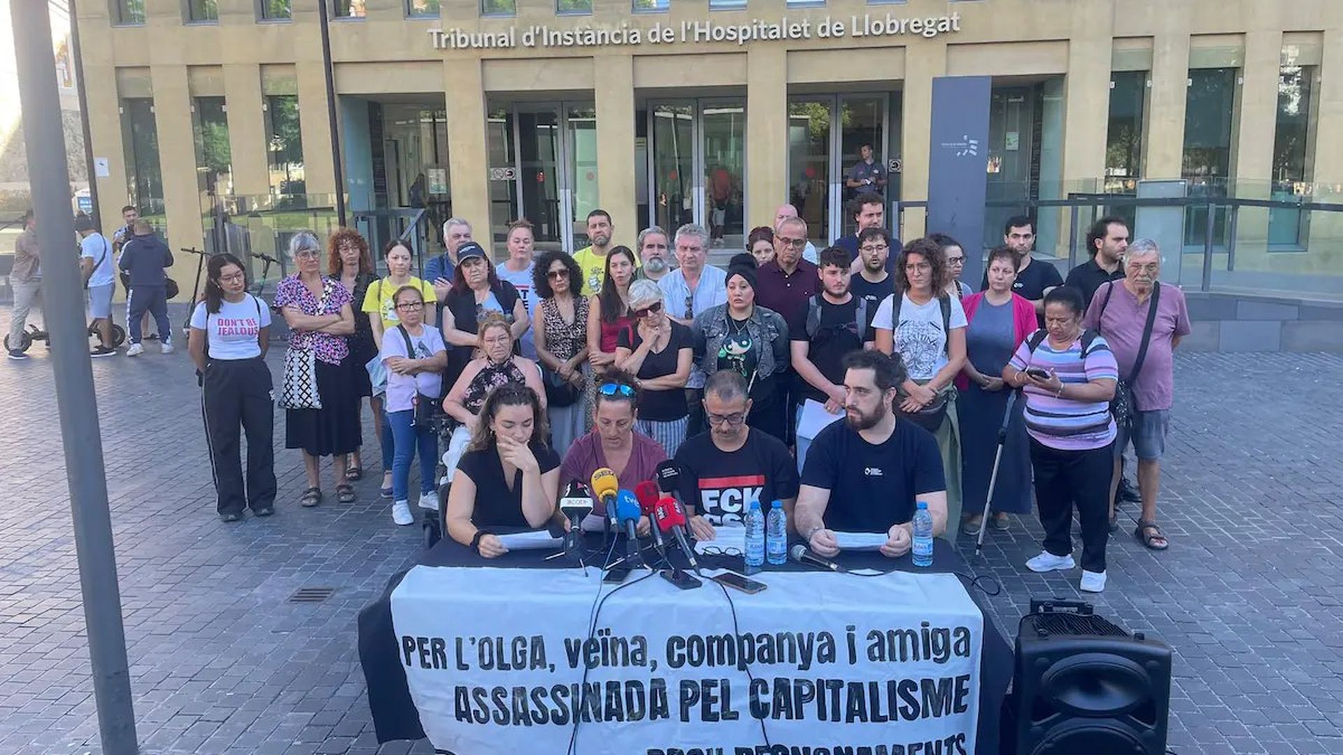 Una mujer de 54 años se suicida tras ser desahuciada del piso en el que vivió durante dos décadas en Barcelona Una mujer de 54 años se suicida tras ser desahuciada del piso en el que vivió durante dos décadas en Barcelona