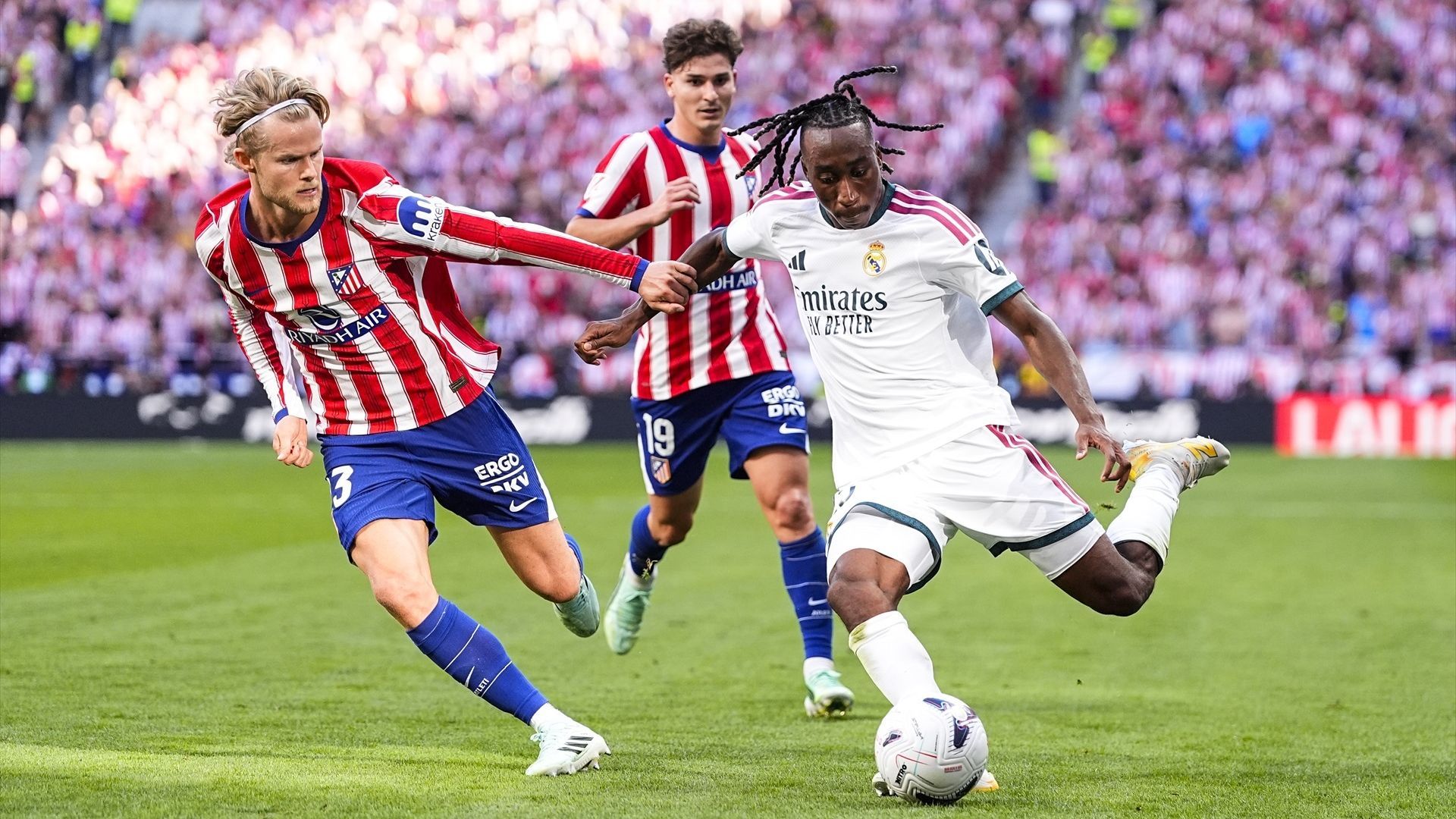 Yan Diomande frente a Hjulmand en el derbi madrileño entre el Atlético de Madrid y el Real Madrid Yan Diomande frente a Hjulmand en el derbi madrileño entre el Atlético de Madrid y el Real Madrid