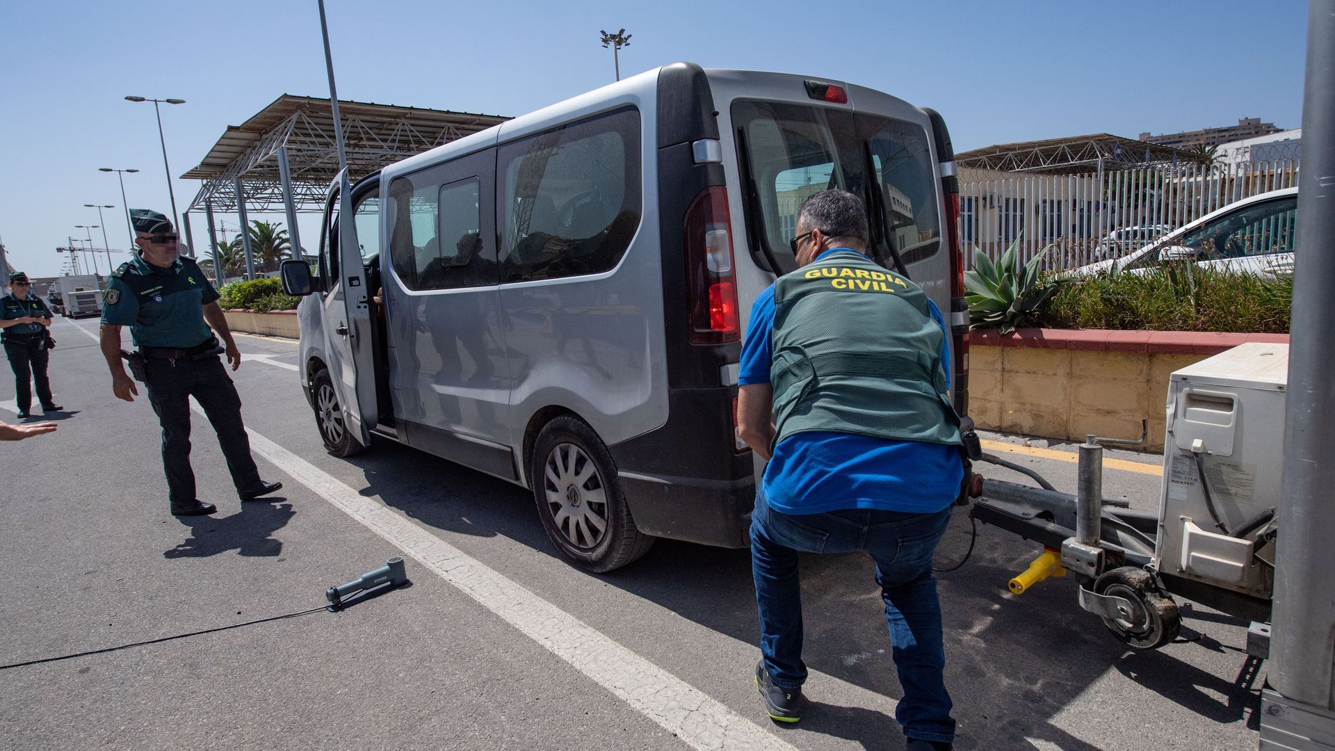 Agentes de la Guardia Civil durante la 'Operación feriante' en el puerto de Ceuta Agentes de la Guardia Civil durante la 'Operación feriante' en el puerto de Ceuta