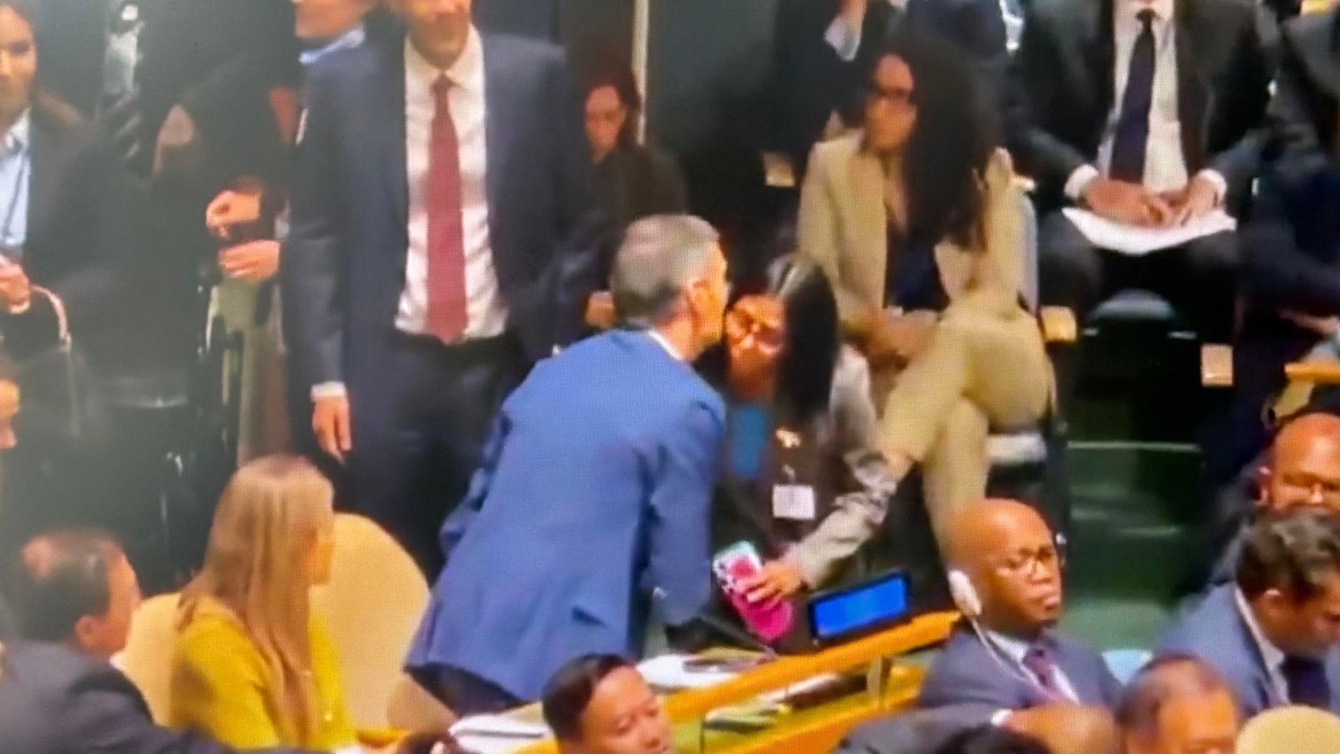 Captura de video del momento del saludo de la presidenta encargada de Venezuela, Delcy Rodríguez a Pedro Sánchez, durante la Asamblea General de Naciones Unidas Captura de video del momento del saludo de la presidenta encargada de Venezuela, Delcy Rodríguez a Pedro Sánchez, durante la Asamblea General de Naciones Unidas