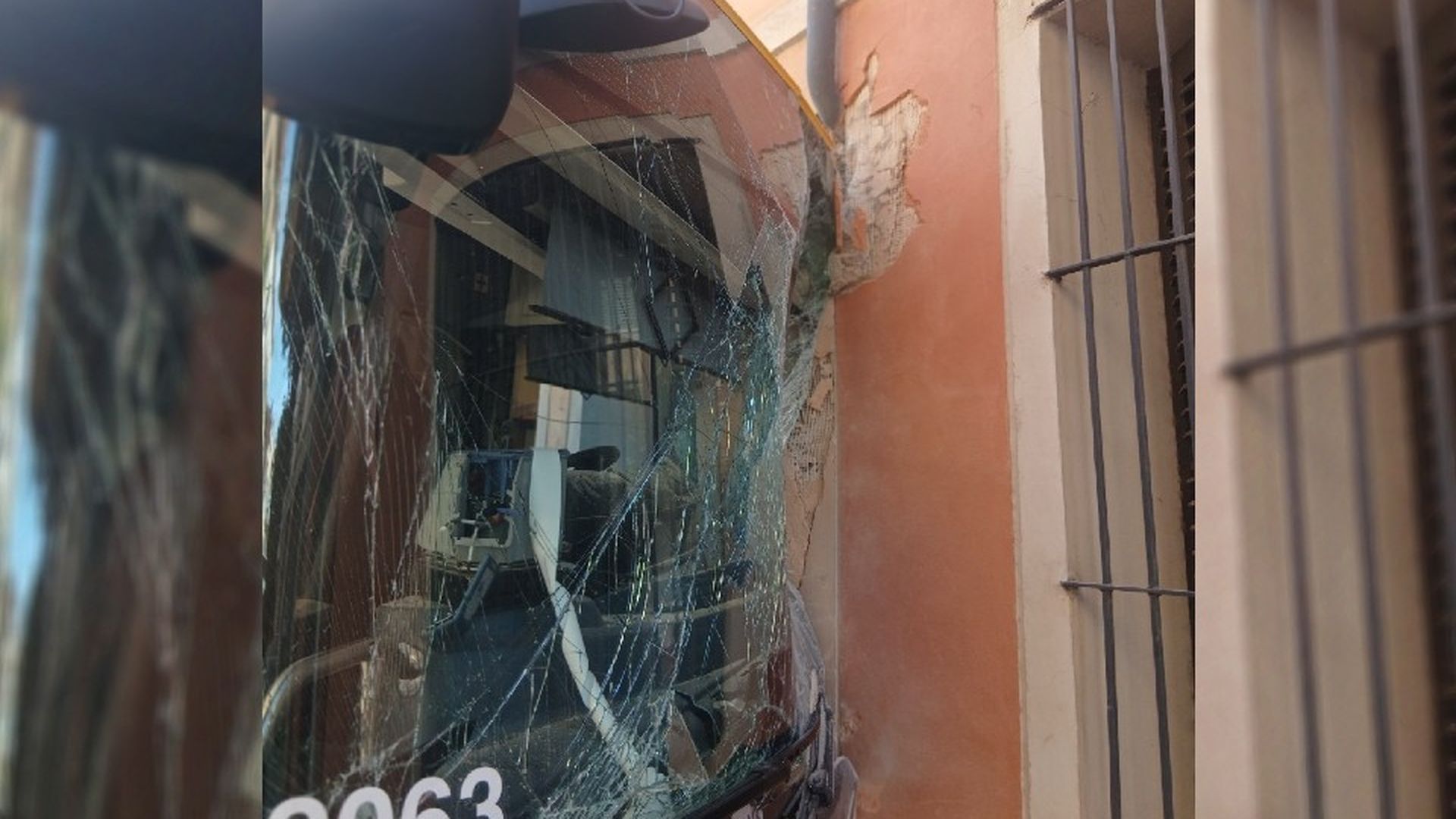 Cuatro pasajeros heridos al empotrarse un autobús contra una fachada en el Bajo Llobregat, Barcelona Cuatro pasajeros heridos al empotrarse un autobús contra una fachada en el Bajo Llobregat, Barcelona