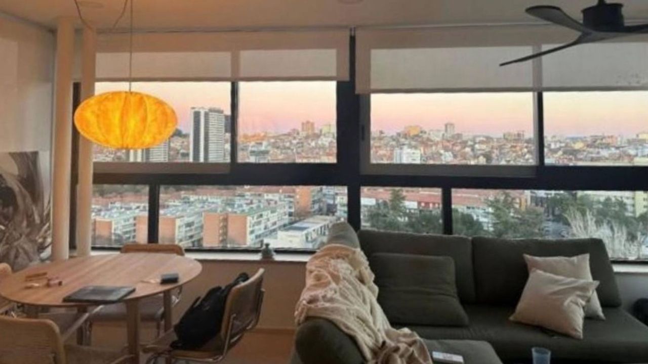 El salón de la casa de Miguel Bernardeau en el edificio Torre Flor