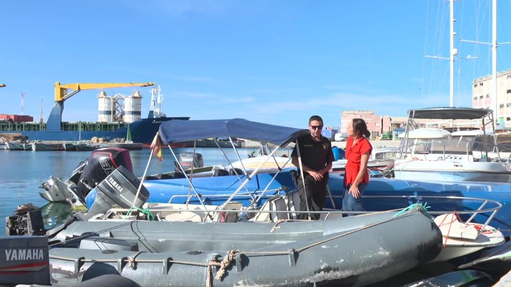 Así intercepta la Guardia Civil las lanchas de migrantes que tratan de llegar a la Península desde Ceuta: "Se las entregan a cambio de dinero"