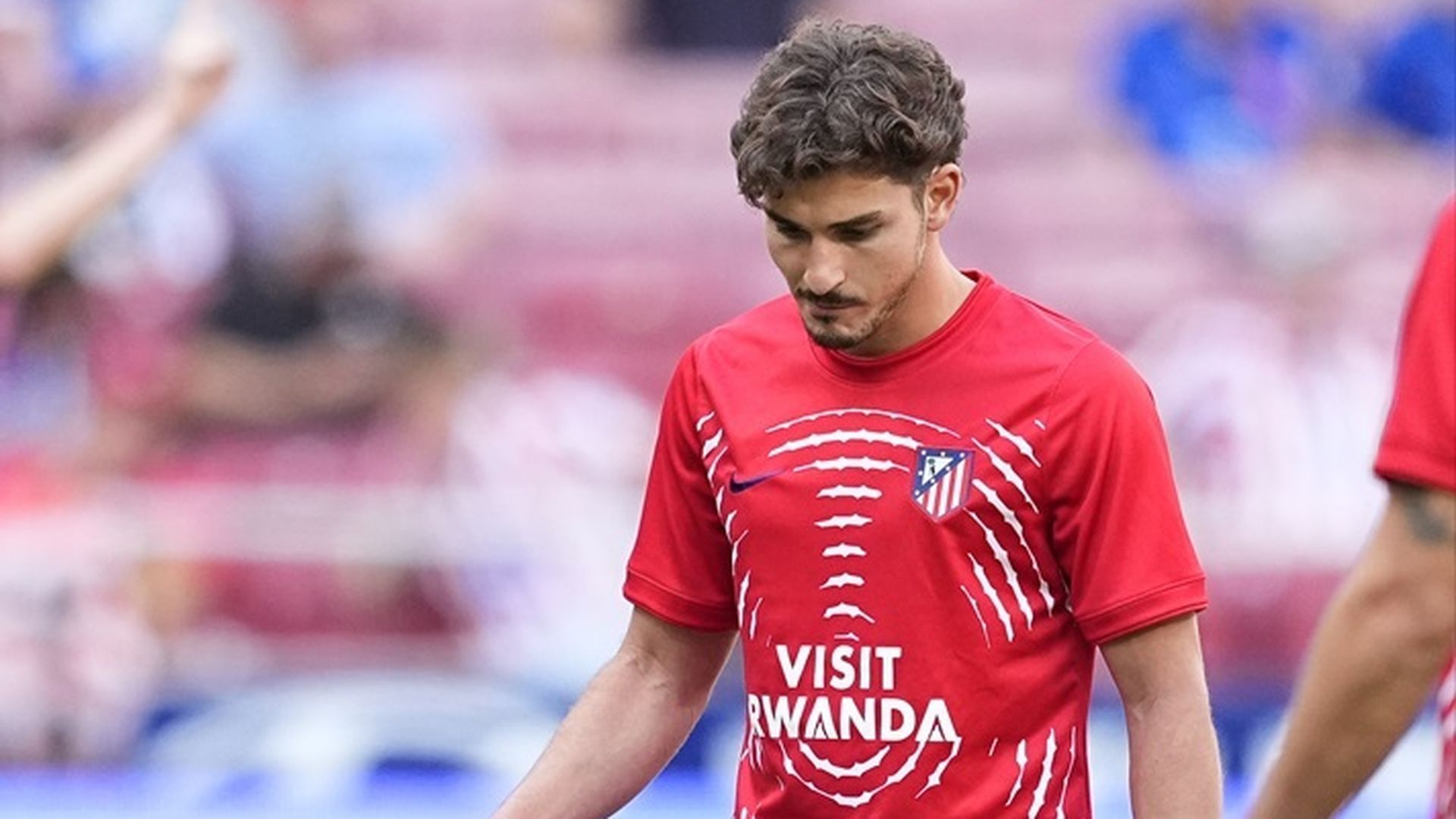 Julián Álvarez calentando con el Atlético de Madrid