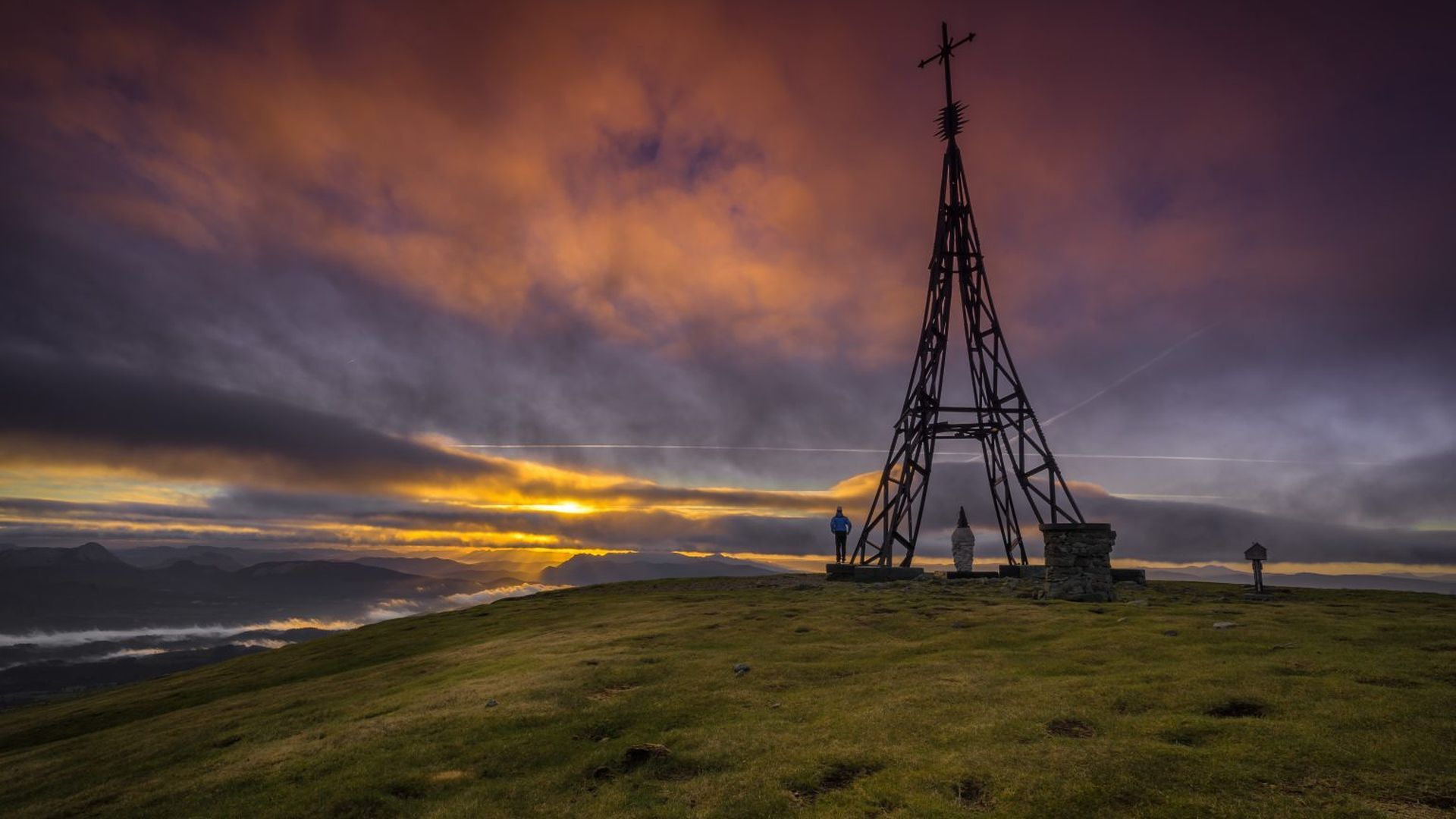 La icónica cruz que corona el monte Gorbea, entre Álava y Vizcaya La icónica cruz que corona el monte Gorbea, entre Álava y Vizcaya