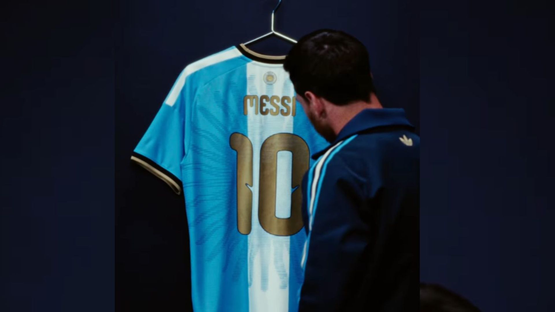 Leo Messi ante su última camiseta de Argentina de cara a su despedida Leo Messi ante su última camiseta de Argentina de cara a su despedida