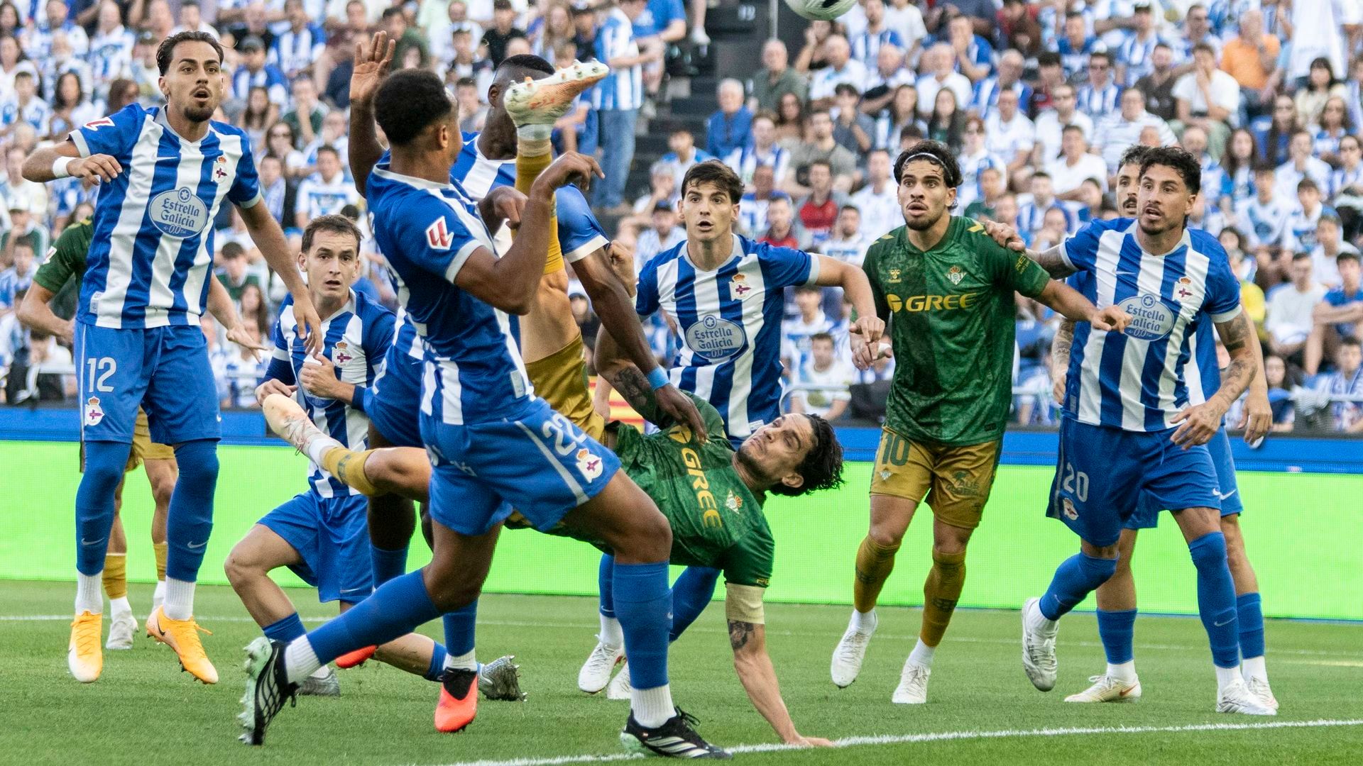 Marc Bartra, ante el Deportivo de A Coruña Marc Bartra, ante el Deportivo de A Coruña