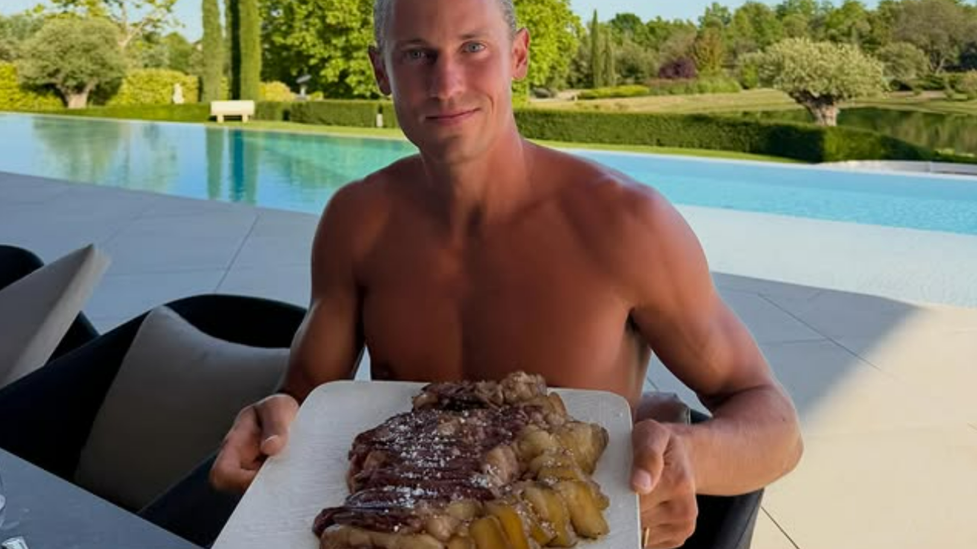 Marcos Llorente, comiendo carne en su casa Marcos Llorente, comiendo carne en su casa