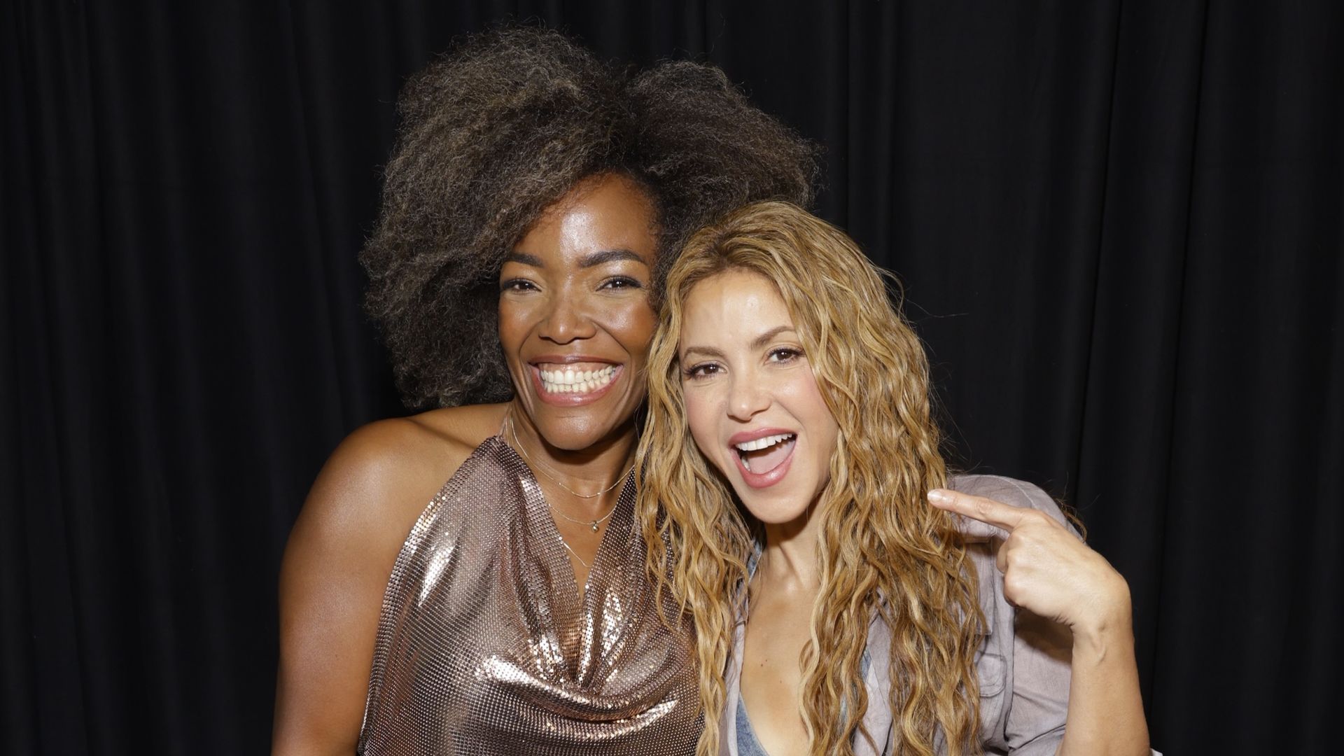 Mily, la chica venezolana, y Shakira, durante su residencia europea Mily, la chica venezolana, y Shakira, durante su residencia europea