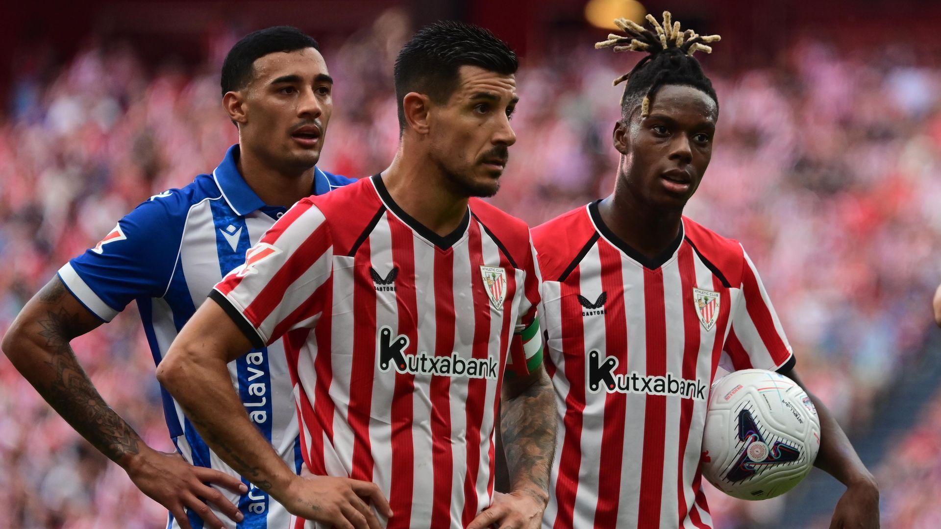 Nico Williams y Yuri Berchiche ante el Alavés