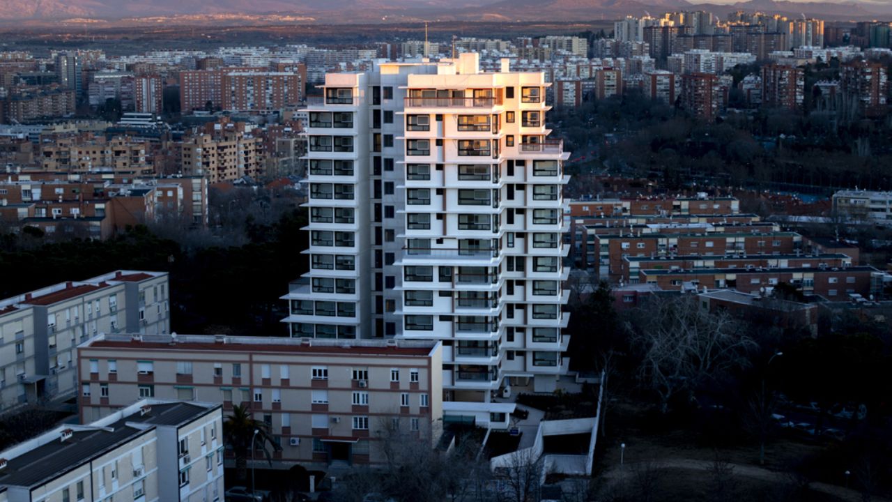 Vista general del edificio Torre Flor en Dehesa de la Villa