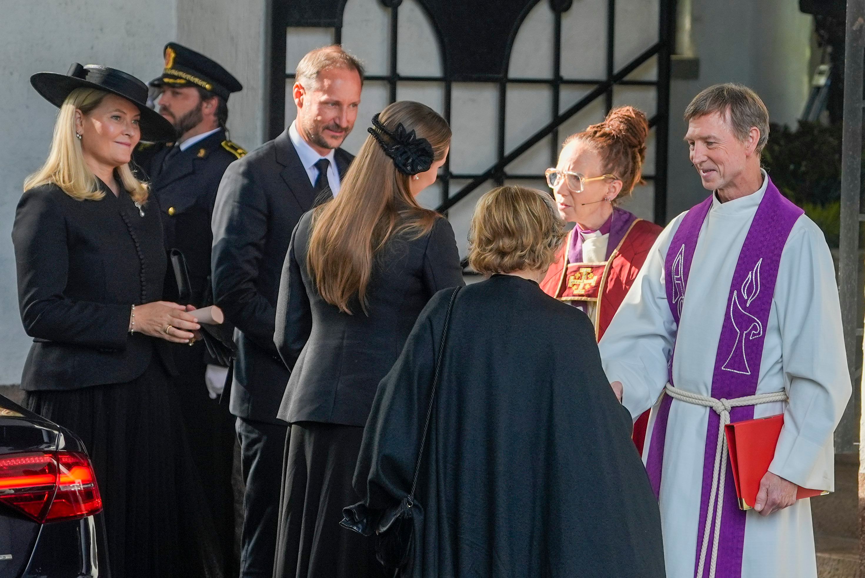 La reina Sonja, el rey Haakon, la reina Mette-Marit y la princesa heredera Ingrid Alexandra asisten al funeral de la princesa Astrid