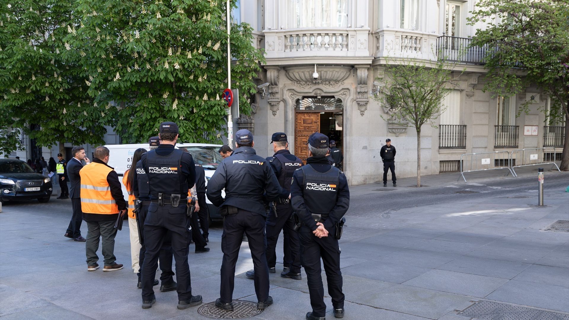 Agentes de la Policía Nacional y otros trabajadores durante un simulacro en el Congreso de los Diputados en Madrid (España). Agentes de la Policía Nacional y otros trabajadores durante un simulacro en el Congreso de los Diputados en Madrid (España).
