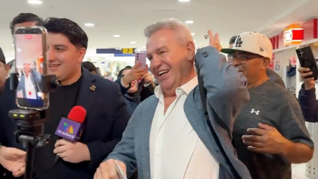 Javier Aguirre llega a Mestalla