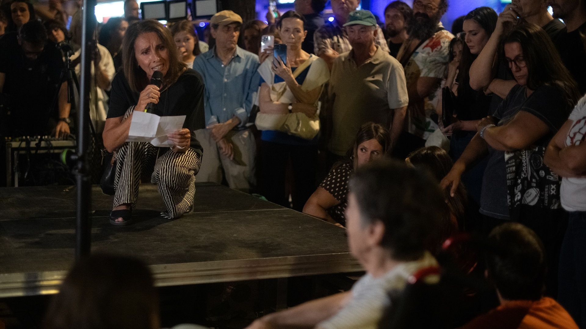 Ana Belén, emocionada, canta para evitar el desahucio de Maricarmen: "Mírala, mírala, ella se quedará"