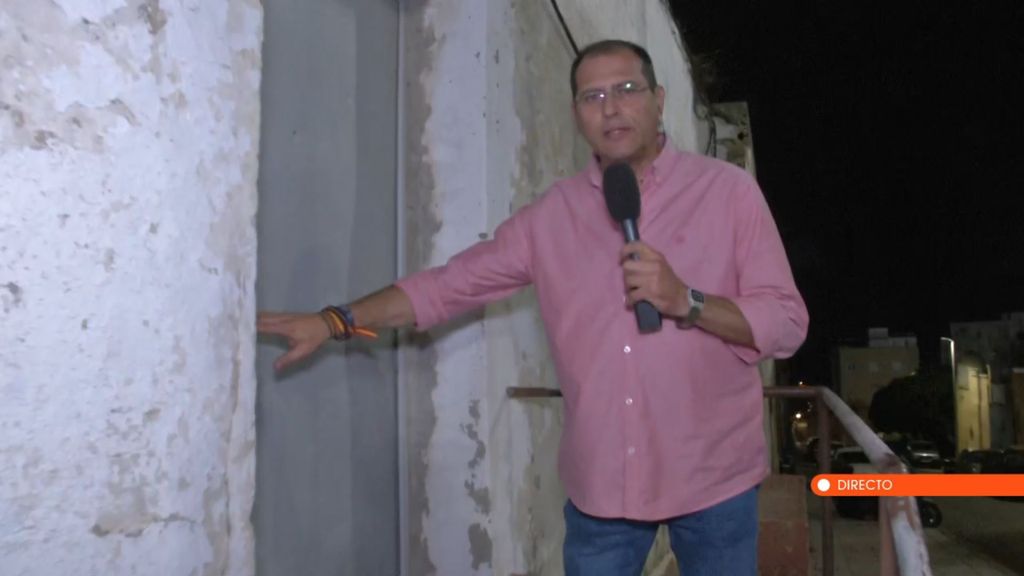 Antonio Gómez muestra por dónde accedían al cuartel de Brull donde 30 inmigrantes han sido desalojados en Ceuta