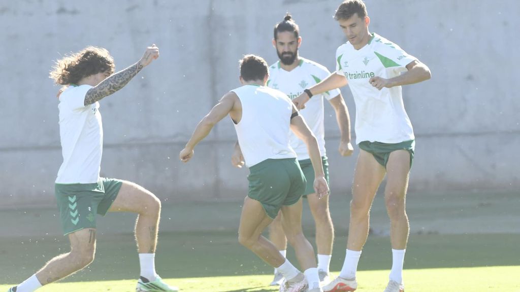 Entrenamiento del Betis con Diego Llorente sin máscara