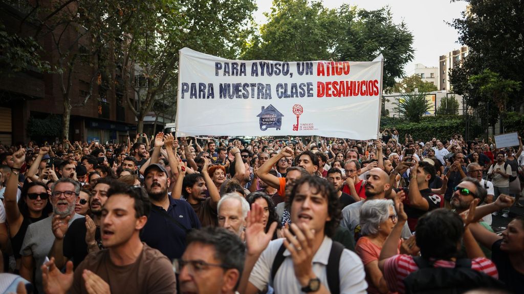 Centenares de personas se manifiestan contra el desahucio de Maricarmen frente al ático de Ayuso: "Fuera fondos buitre"