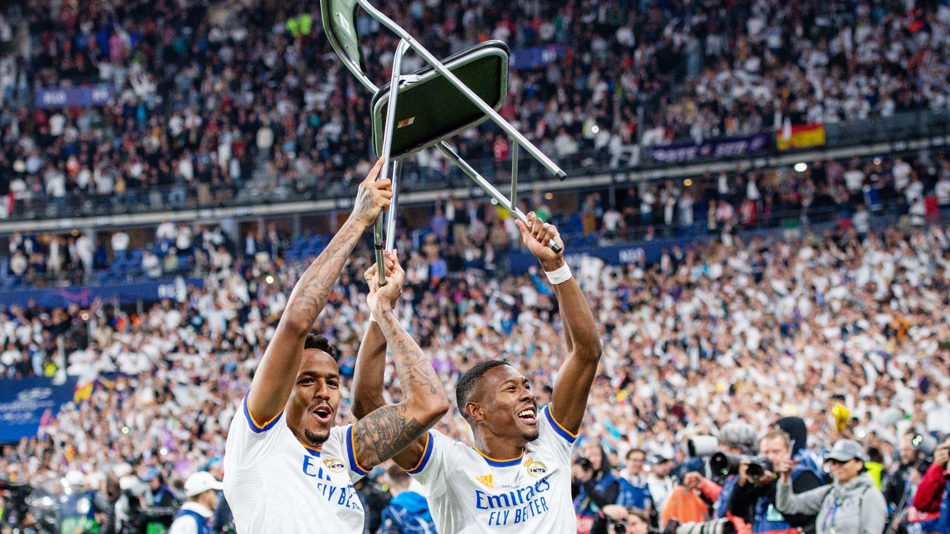 David Alaba y Éder Militao celebran la Champions con una silla