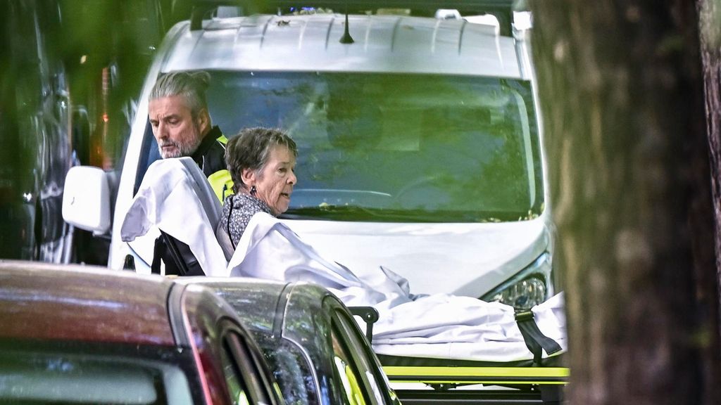 Desahucian y sacan en camilla a Maricarmen, de 87 años, en el barrio del Retiro de Madrid, pese al clamor y la indignación ciudadana