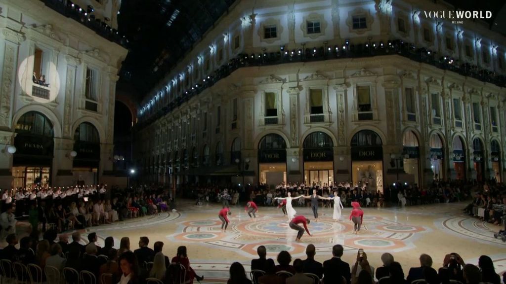 Contraste entre la artesanía y la tecnología en la Galería Vittorio Emanuele de Milán