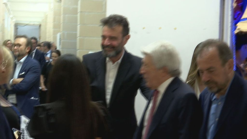 El abrazo de José Ángel Sánchez y Enrique Cerezo